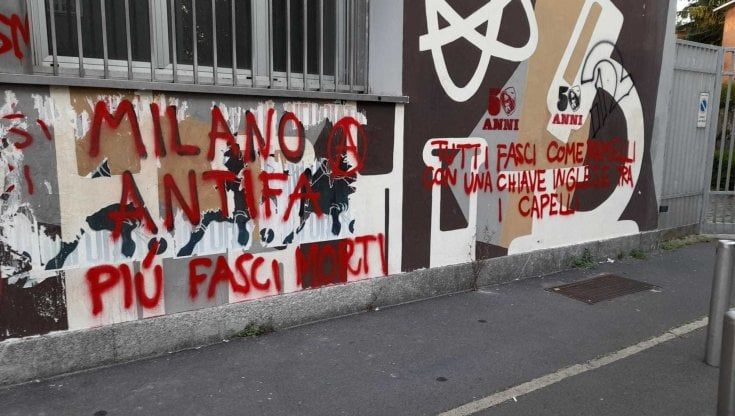 Scritte offensive contro Sergio Ramelli sui muri di una scuola di Milano: "Inutili idioti, si vergognino"
