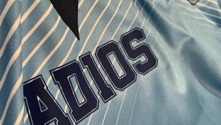 Torre Annunziata, Immobile mette all’asta per beneficenza la sua maglia con l’omaggio a Maradona