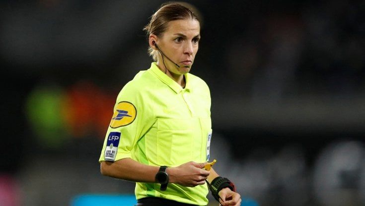 Tre arbitre e tre guardalinee donna ai Mondiali del Qatar: è la prima volta