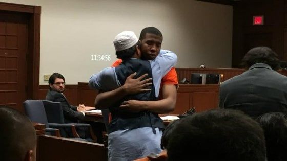 Stati Uniti, padre abbraccia in tribunale l'assassino del figlio: "Ti perdono, l'Islam è religione di pace"