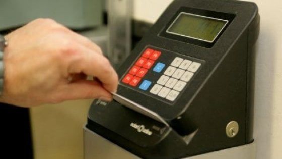Furbetti del cartellino, timbravano ma poi facevano shopping