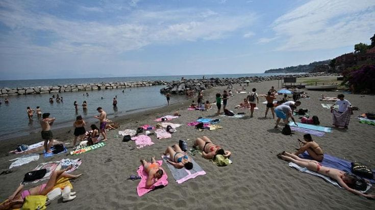 Spiaggia delle Monache a Napoli, diktat di Porto e Comune: “Il cancello resti aperto”