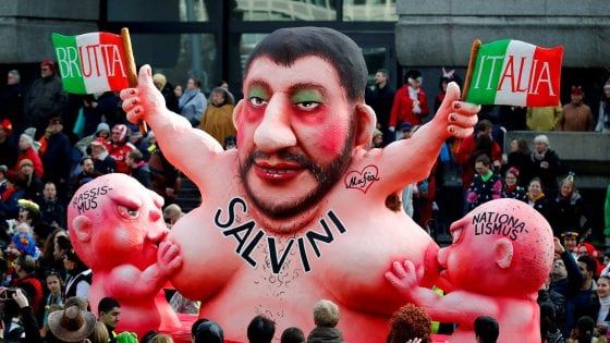 Carro dedicato a Salvini al Carnevale di Düsseldorf: il ministro è la "madre" di razzismo e nazionalismo