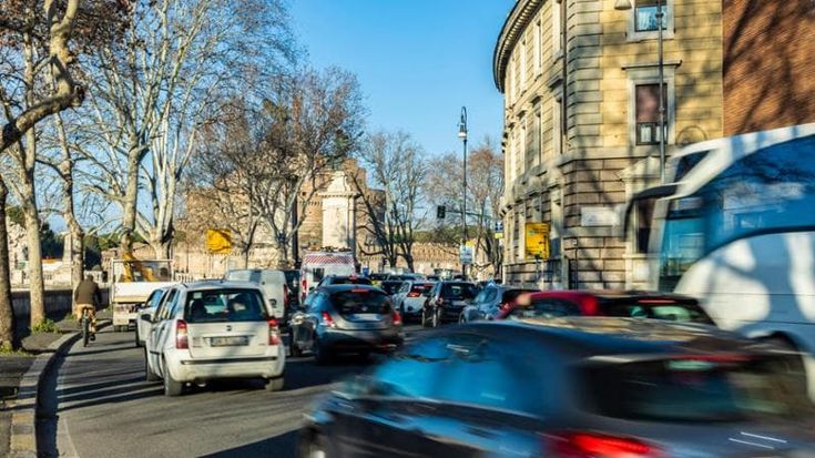 A Roma peggior livello di congestione, ma minori sprechi per il traffico lento e costante