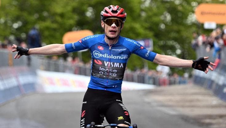 Giro, Pellizzari in crisi a Corno alle Scale. Vingegaard vince davanti a Gall, Eulalio resiste