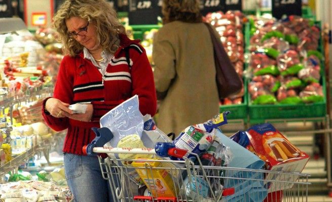 La dura spending review delle famiglie<br />52 su cento hanno tagliato i consumi