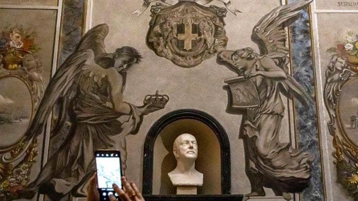 Interviene la soprintendenza sull’angelo dal volto di Meloni. Il vicariato: non si usi il sacro