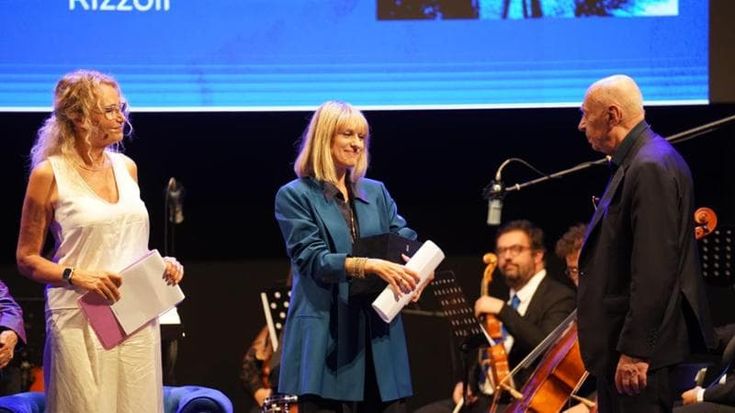 Ha raccontato la vita di Miriam Mafai, Cuzzocrea vince I fiori blu con il libro “E non scappare mai”