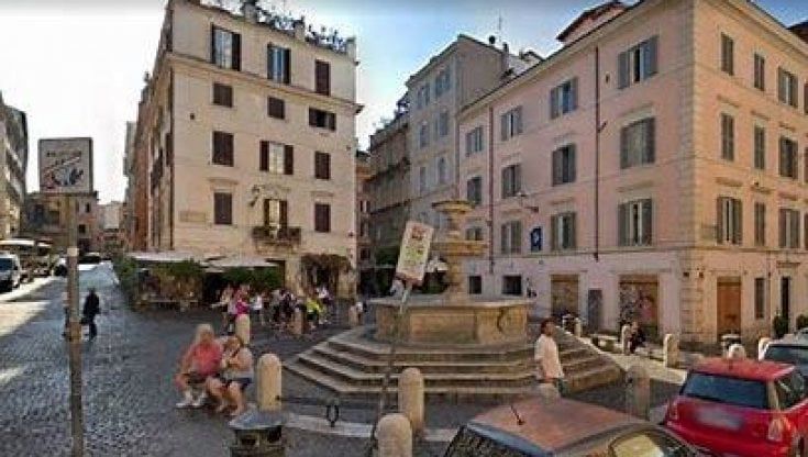 Monti, mangia il gelato seduto sulla fontana del Cinquecento: maxi multa di 450 euro a un turista