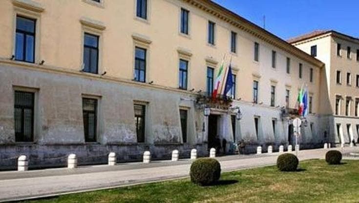 Caserta, arrestato vice ispettore di polizia: imprenditori pagavano per essere nella lista antimafia