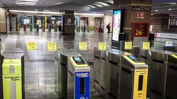 La metro di Torino finisce ko due giorni di seguito: treni fermi e bus sostitutivi strapieni