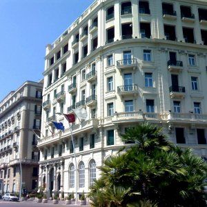 Il Grand Hotel Excelsior in mano spagnola