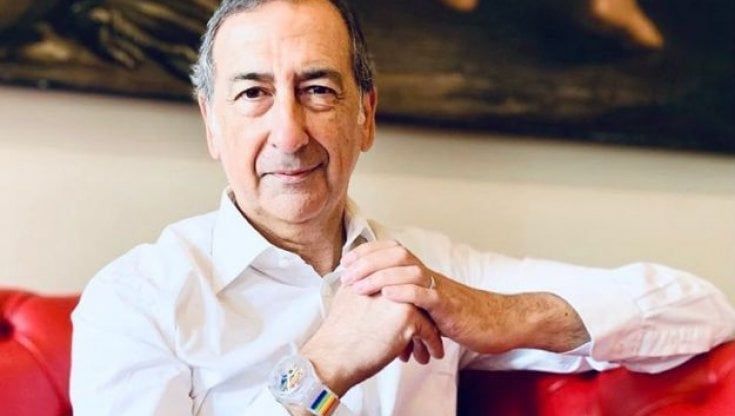 Prima il calzino, poi l'orologio arcobaleno: Beppe Sala "indossa" il Pride per sostenere la Milano dei diritti
