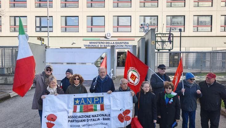 Processo CasaPound, salta udienza conclusiva: sit-in antifascista al tribunale di Bari. “Va sciolta”