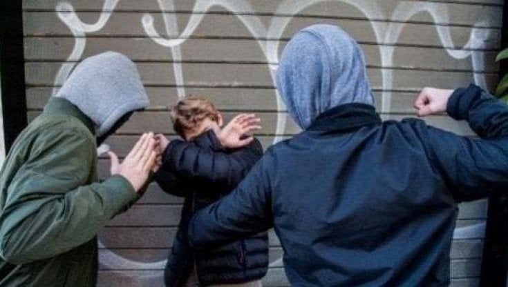 I bulli lo picchiano, a 11 anni ruba 1.500 euro dalla cassa del bar di famiglia per pagarli