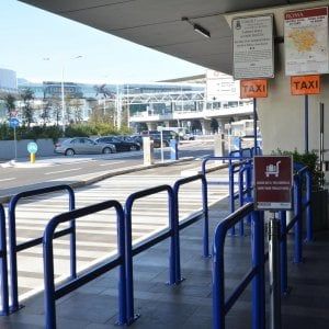 Milleproroghe, taxi fermi a Roma: nessun servizio a  Fiumicino e Ciampino. Un tassista e due vigili investiti