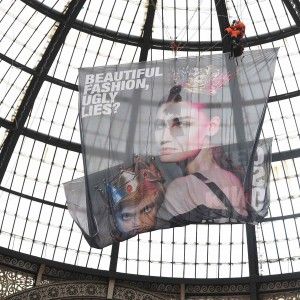 Blitz di Greenpeace in Galleria, gli attivisti si arrampicano sulla cupola contro le griffe