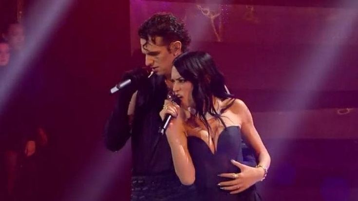 Sanremo 2025, la serata delle cover e dei duetti. Giorgia vince con Annalisa. Bresh e De Andrè due volte sul palco per problemi tecnici