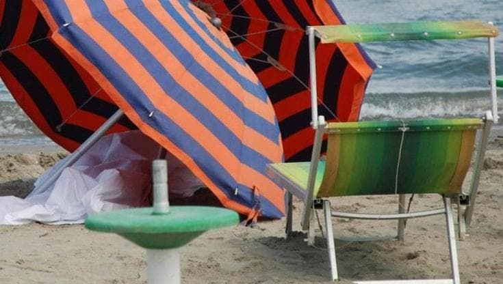 Malori in spiaggia, morti due turisti sul litorale jonico: in un caso probabile sbalzo termico