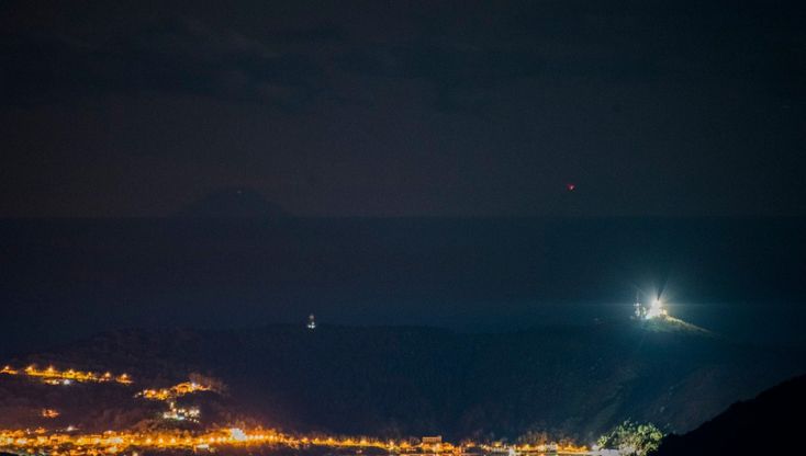 L’Etna e lo Stromboli visti dal Cilento, gli scatti straordinari di Regina Grompone