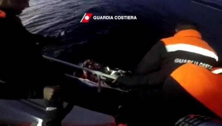 Migranti: 13 salvati dalla Guardia Costiera nell'Egeo