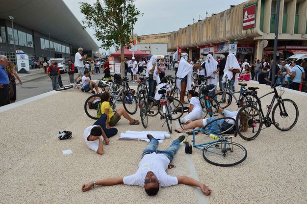 Flash mob dei ciclisti in Fiera:<br />"Noi, i fantasmi delle strade"