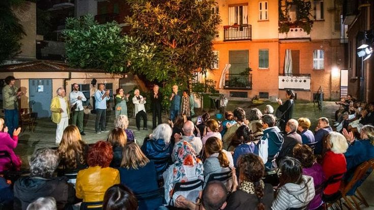 Casamondo, le storie dei residenti in scena nei cortili delle case popolari