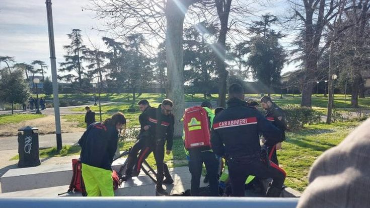 Firenze, inseguito e accoltellato in mezzo alla gente per rapinarlo del cellulare