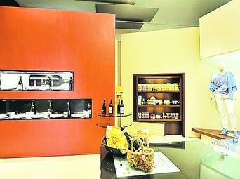 Pasta, vino e  conserve tra pantaloni e giacche nell'elegante Vestil