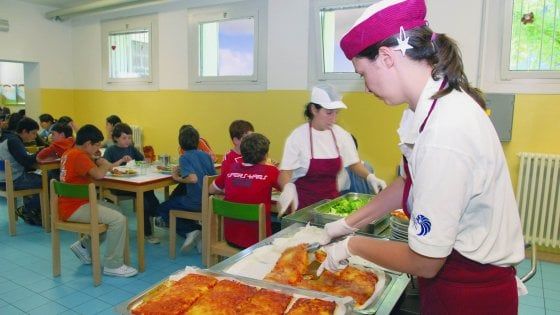 Scuola, controlli dei Nas sulle mense a Brindisi e Lecce: ai bambini carne straniera e pane con insetti