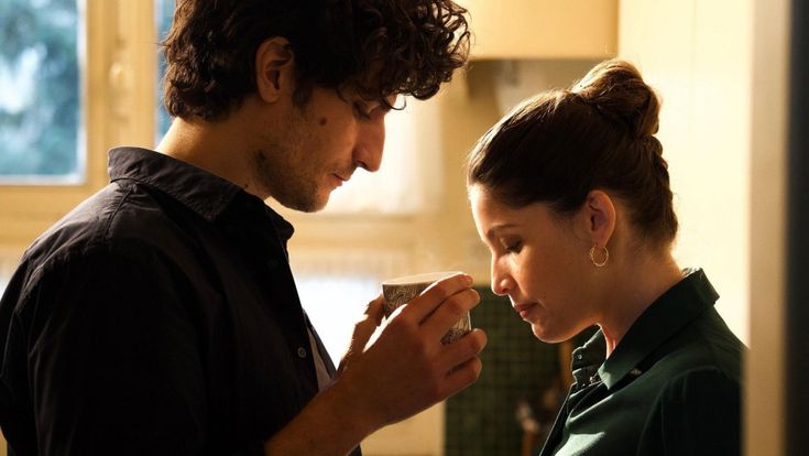 Louis Garrel (con Laetitia Casta) in un triangolo antico e sempreverde