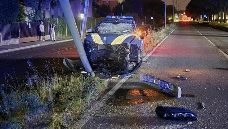 Ruba in un bar a Corticella e nella fuga sperona una volante della polizia buttandola fuori strada