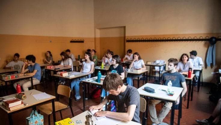 Maturità con caldo record e scuole senza condizionatori, dall’acqua al ventilatore: cosa portare