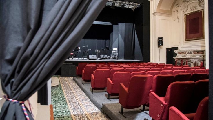 Quelle cento storie perdute nei nostri giorni senza teatro