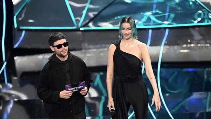 Sanremo 2024, molti artisti con le matite in mano sul palco. Ecco perché