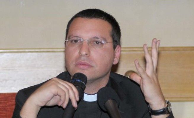 Don Luigi Merola prega<br />per Nunzia De Girolamo