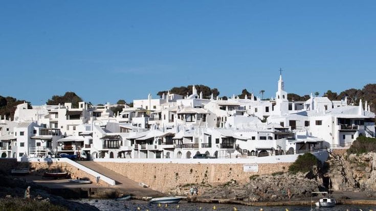 Baleari, borgo di Minorca vuole chiudersi ai turisti. Referendum il 15 agosto. “800mila ospiti per 200 abitanti, insostenibile”
