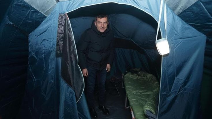 Castrataro, il sindaco d’Isernia che dorme in tenda: “Le mie notti al freddo per salvare l’ospedale”