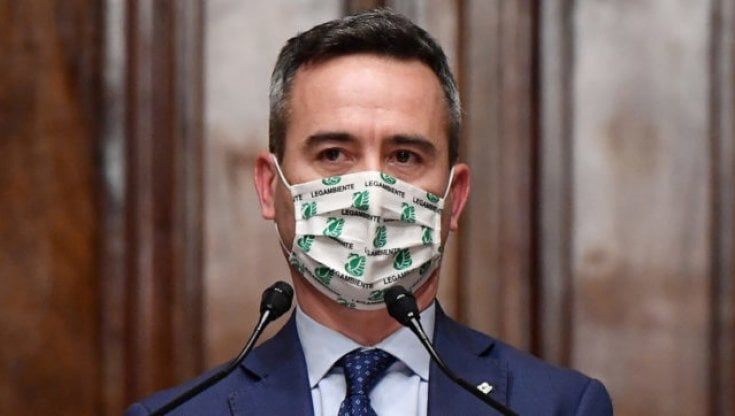 "Bollette, contro gli aumenti più rinnovabili e batterie. Ma siamo in grave ritardo"