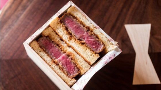 A Wall Street il ristorante che vende solo panini con wagyu beef  (a 185 dollari)