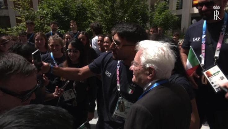 Parigi: i selfie, l'inno e la felpa dedicata. Mattarella incontra gli atleti: "Mi sento vagamente fuori età"
