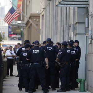 New York, uccide una guardia e poi si toglie la vita