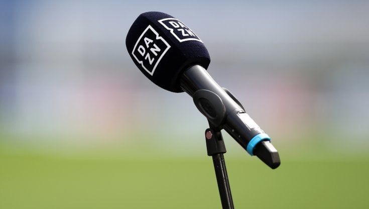 Calcio, diritti tv: offerta da 500 milioni di Sky a Dazn 