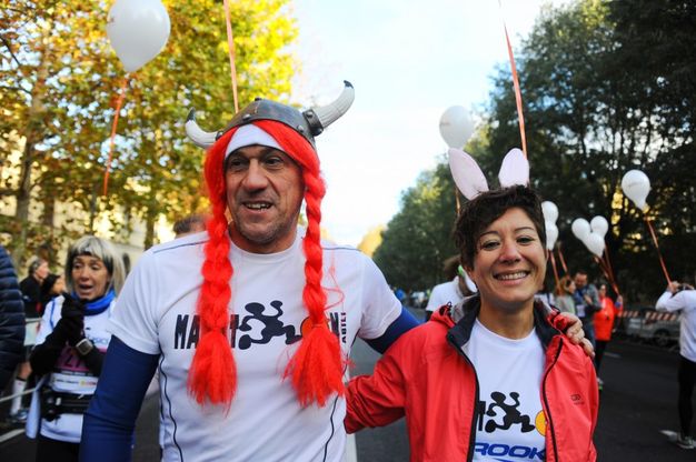 Scalzi, con le parrucche, i creativi della maratona