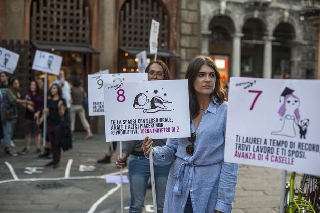 Bologna, ironia contro il Fertility day: un gioco dell'oca per smontarlo