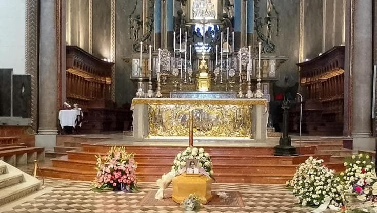 Crollo di Messina, celebrati funerali della vittima 21enne. Proseguono le ricerche dei due dispersi