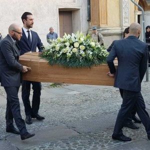Biella, poesie, racconti e una chitarra per l'ultimo saluto a Stefano Leo ucciso ai Murazzi