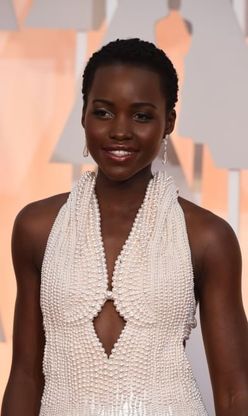 Oscar 2015, Lupita &egrave; una cascata di perle