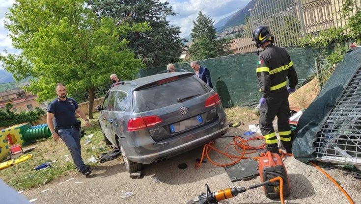 Auto finisce nel giardino di un asilo all'Aquila: morto bambino di 4 anni, altri 5 feriti