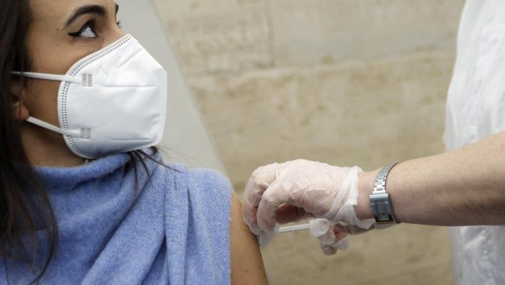 Covid, il sottosegretario Costa: "Punti di vaccinazione all'interno delle scuole". In arrivo prezzi calmierati sui tamponi